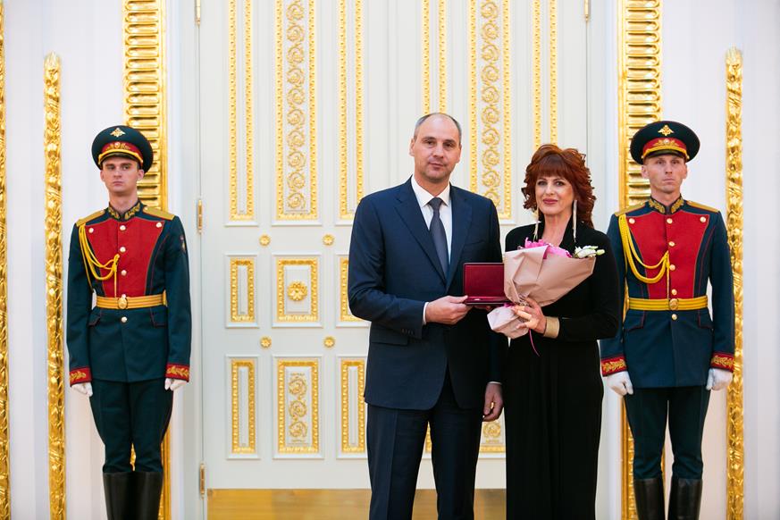Денис Паслер вручил государственную награду директору Оренбургского театра музыкальной комедии Светлане Борисовой